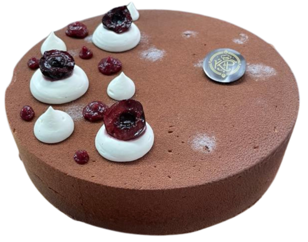 Une mousse légère au chocolat noir, un confit de griottes acidulé, un biscuit moelleux, le tout enveloppé d’un flocage chocolat et décoré de chantilly vanillée et de cerises confites.